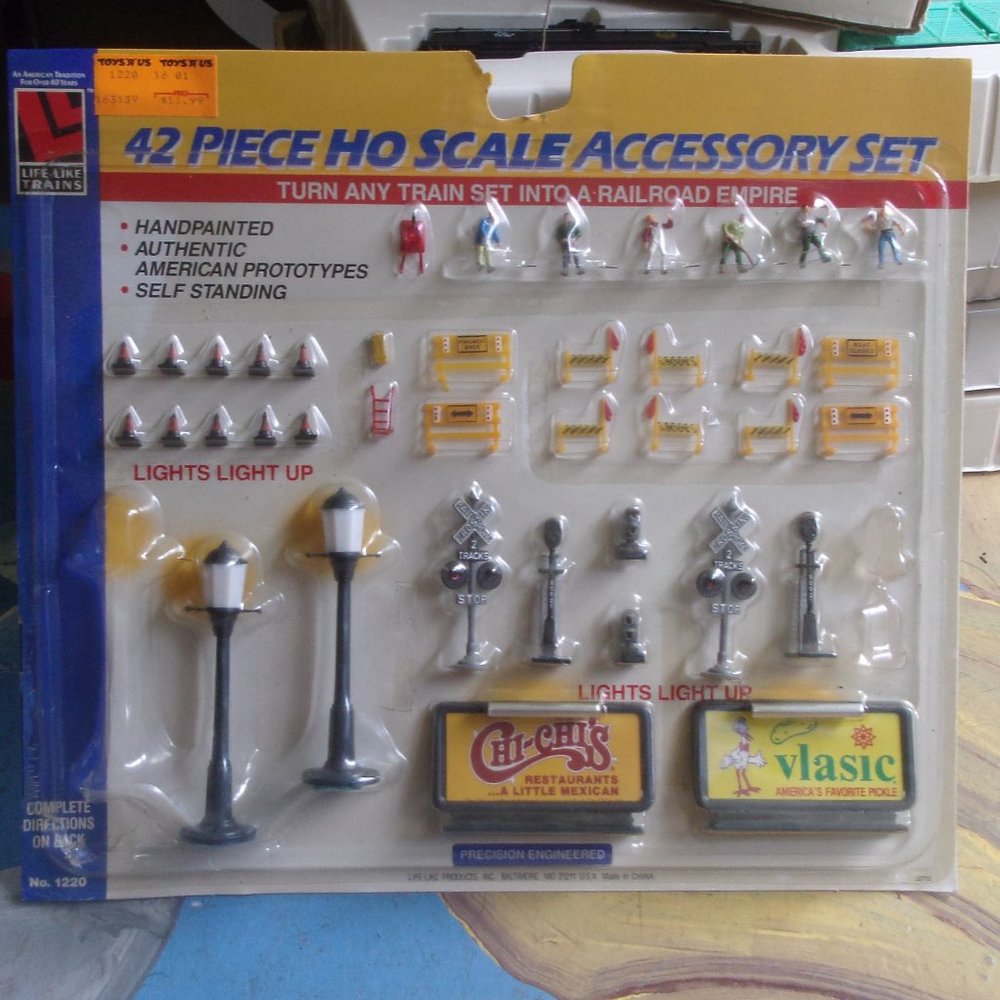 Life Like railroad train display accessories signs 42 pieces MIB